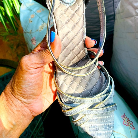 ✨Tory Burch✨ Gray & Metallic Gold Trim Snakeskin Leather Cross Strap Stiletto - Picture 9 of 16